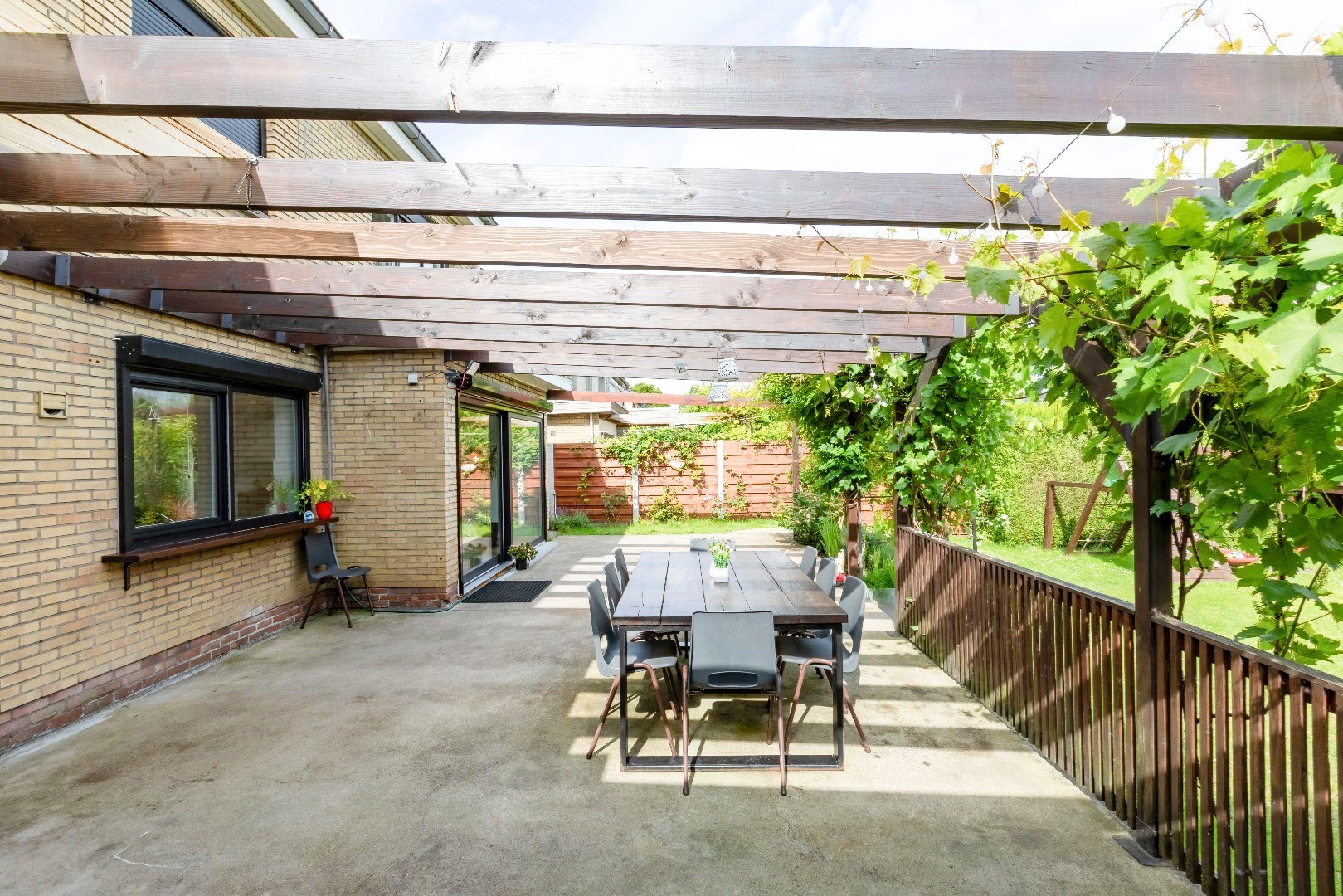 Gerenoveerde gezinswoning met 4 slpks en aangename tuin 