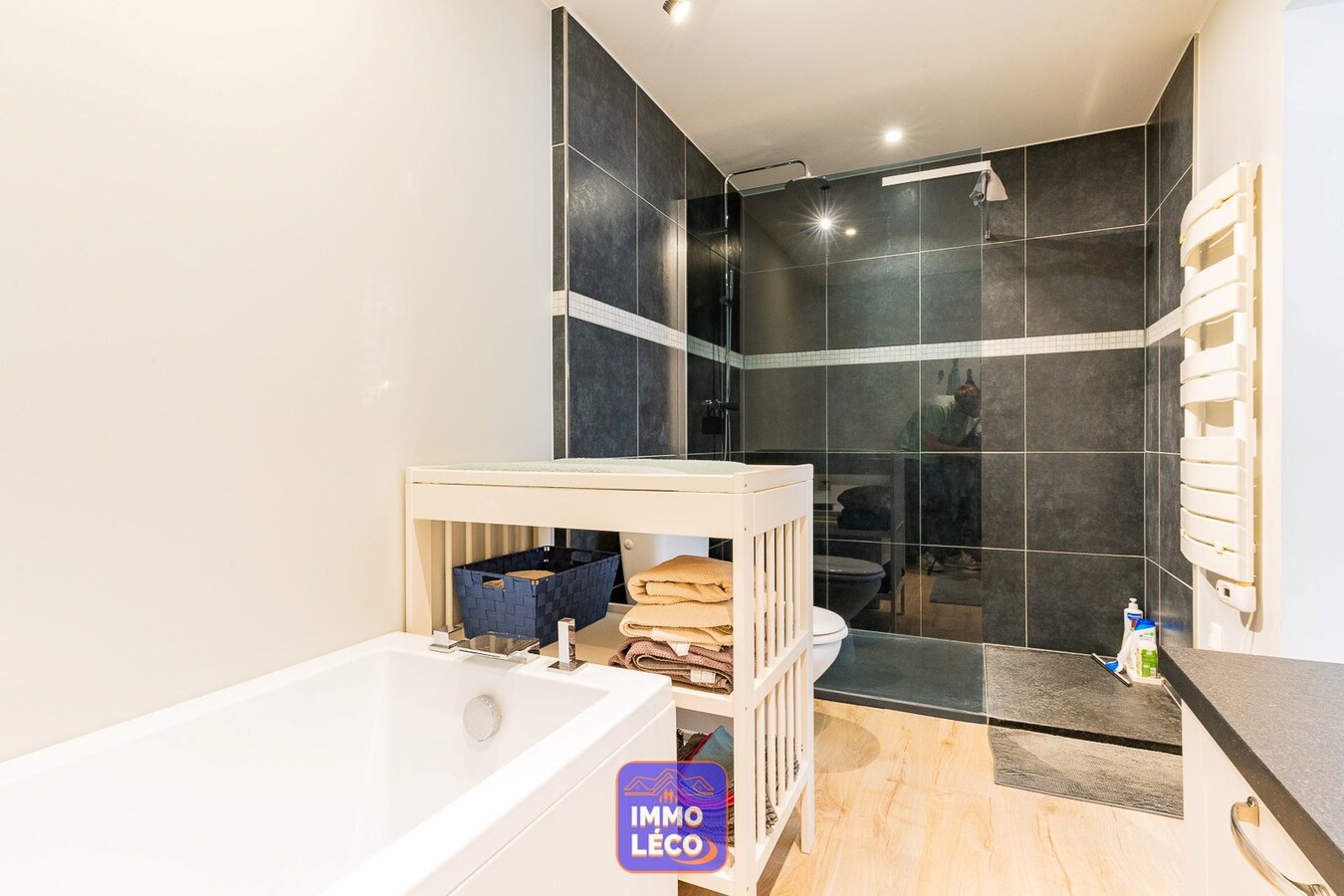 Superbe 3 façades avec jardin, garage, parking 4 voitures. COUP DE COEUR ! 