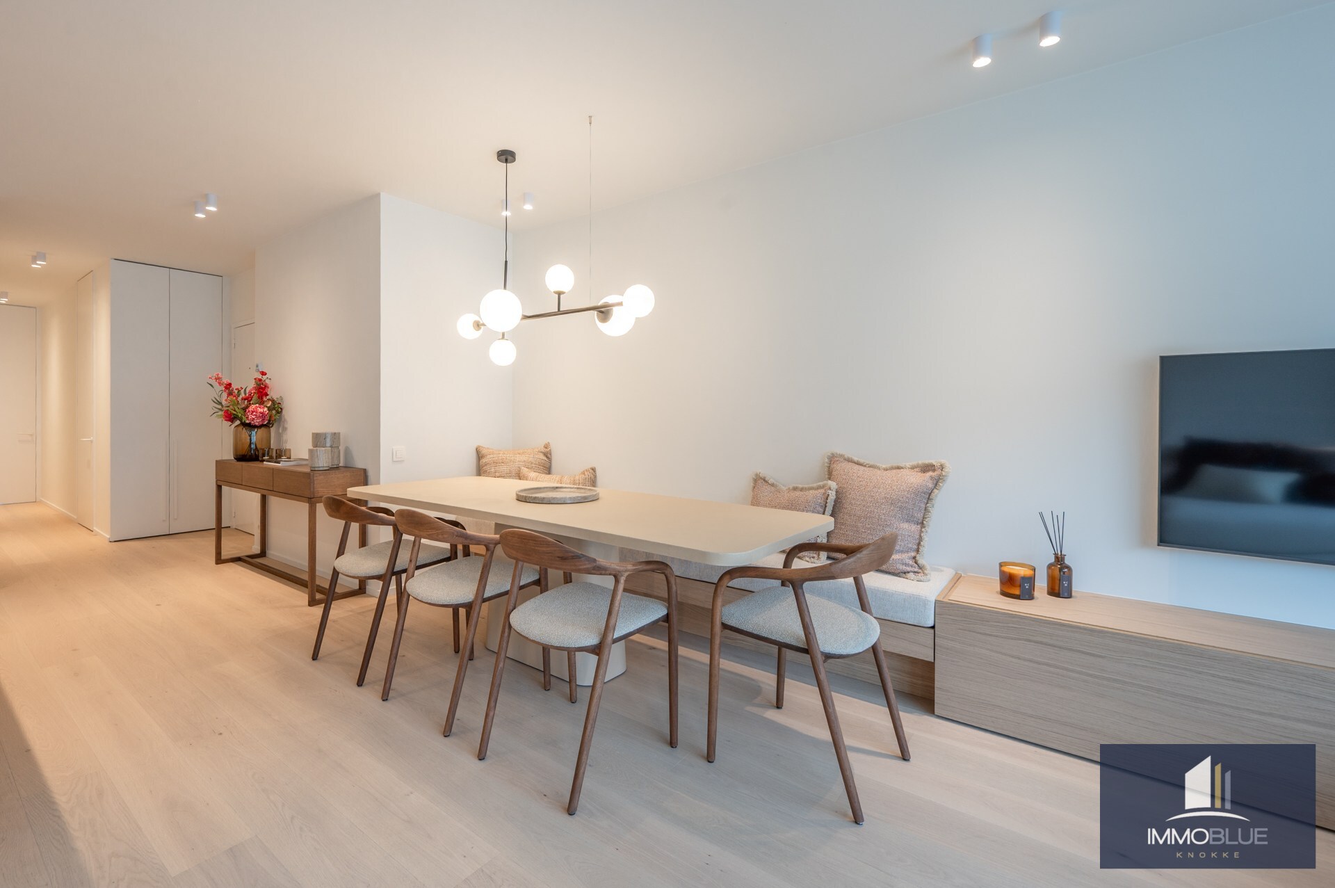 Stijlvol volledig gerenoveerd appartement gelegen nabij het Rubensplein . 