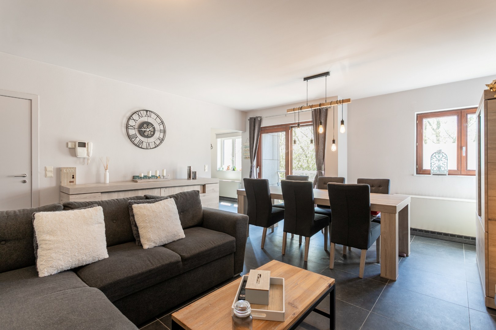 Instapklaar duplex app. 2 slpk met terras en parkeerplaats 