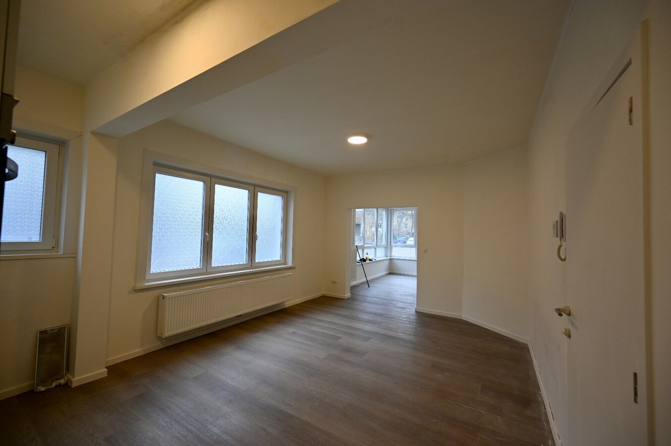 INSTAPKLAAR GELIJKVLOERS 2-SLAAPKAMER APPARTEMENT 