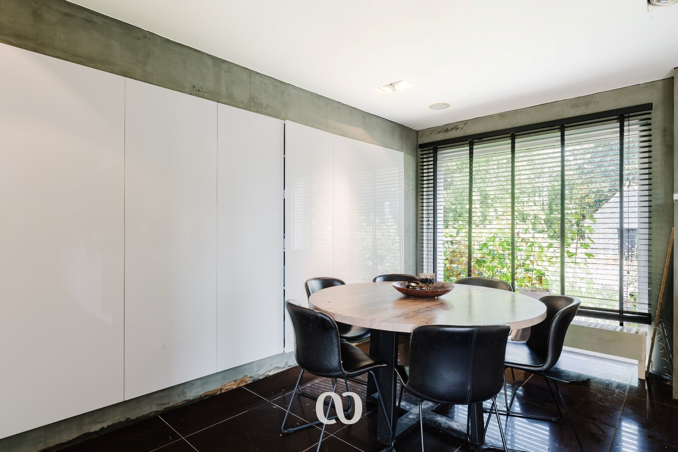 Ruime woning op 6.095 m² met uitstekende bereikbaarheid in Kruishoutem 