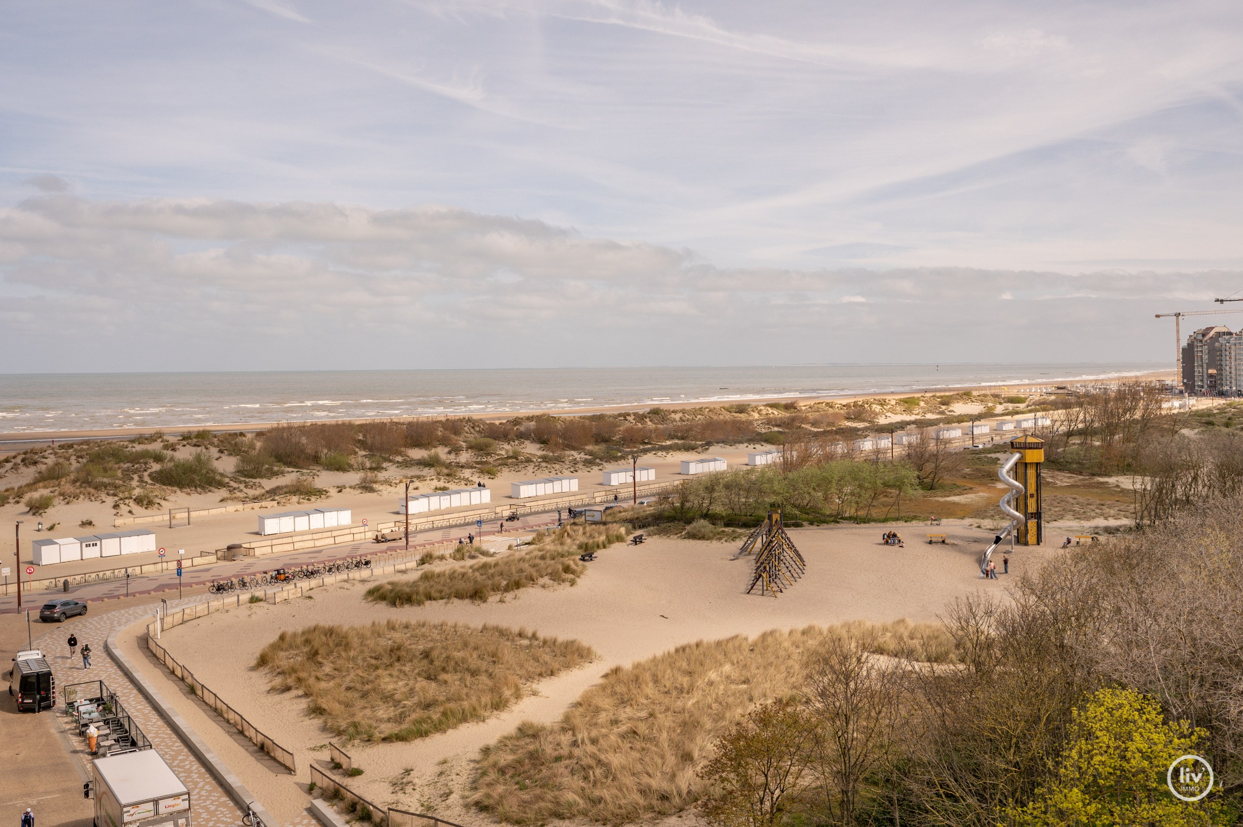 Dit magnifieke duplexappartement combineert uitzonderlijke volumes met adembenemende zichten over zowel de omliggende bossen als de zee. 
