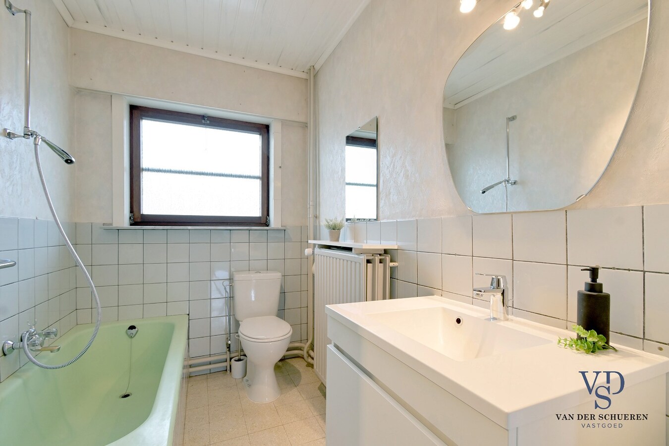 Gelijkvloerse woonst, in een residentiële wijk. 