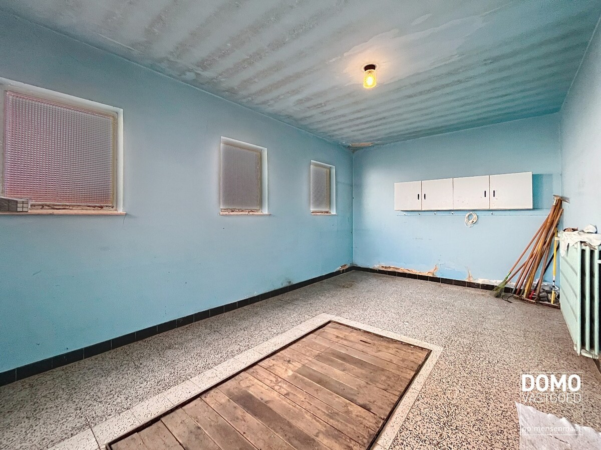 TE RENOVEREN WONING MET GARAGE, 3 SLAAPKAMERS EN GEZELLIGE TUIN OP EEN PERCEEL VAN 8A14CA 