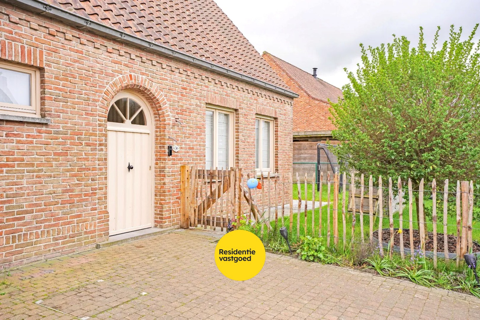 Gerenoveerde alleenstaande woning op 637m² te Veurne! 