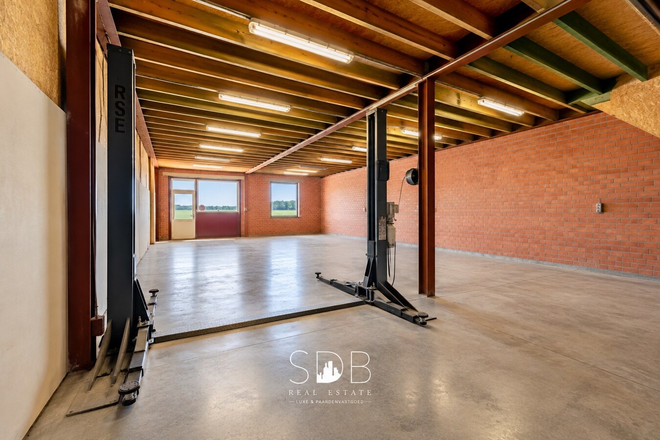 Hedendaagse woning met hippische accommodatie op 17.782m² 