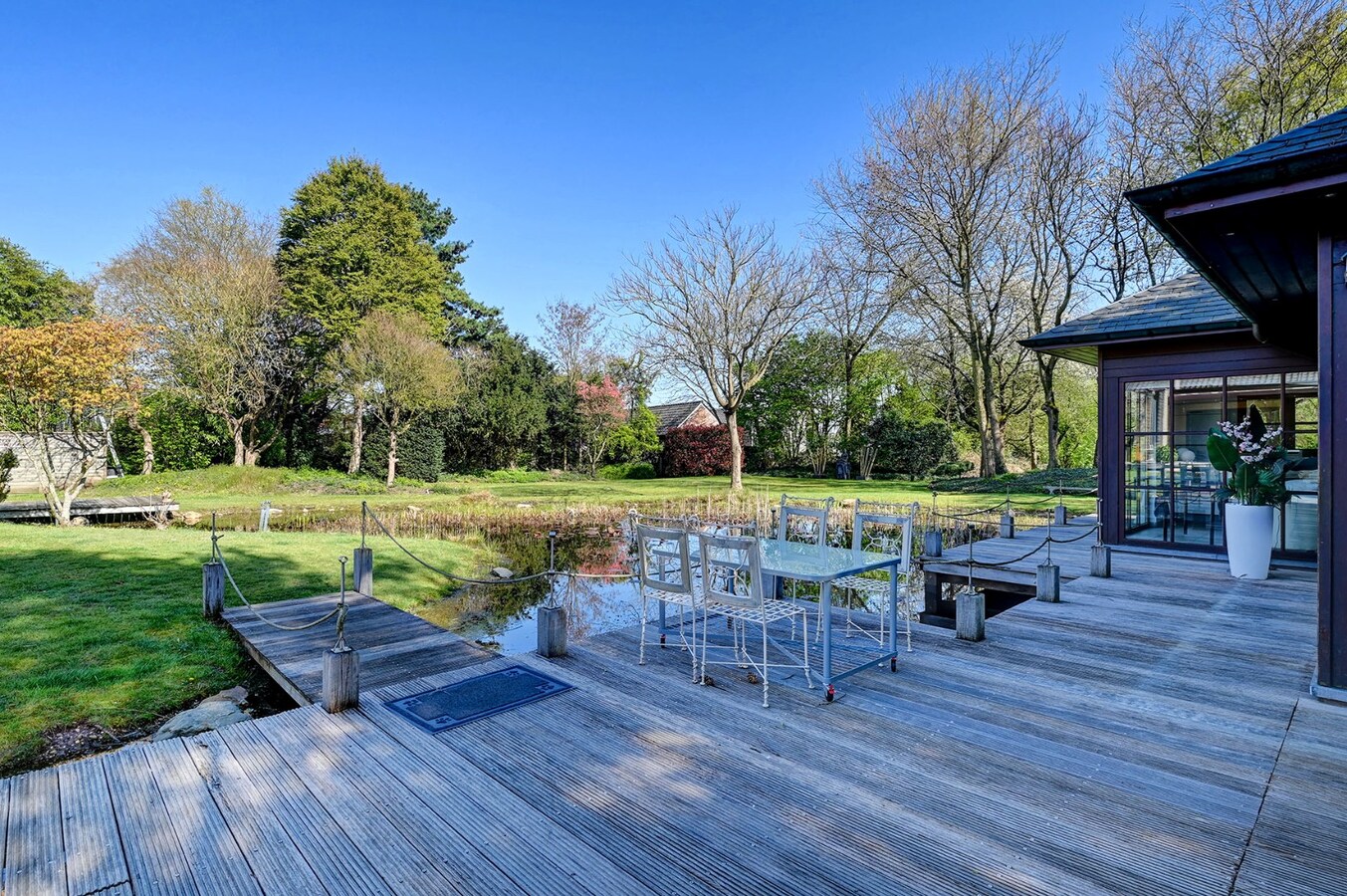 Uitzonderlijk kantoorgebouw met woonst 