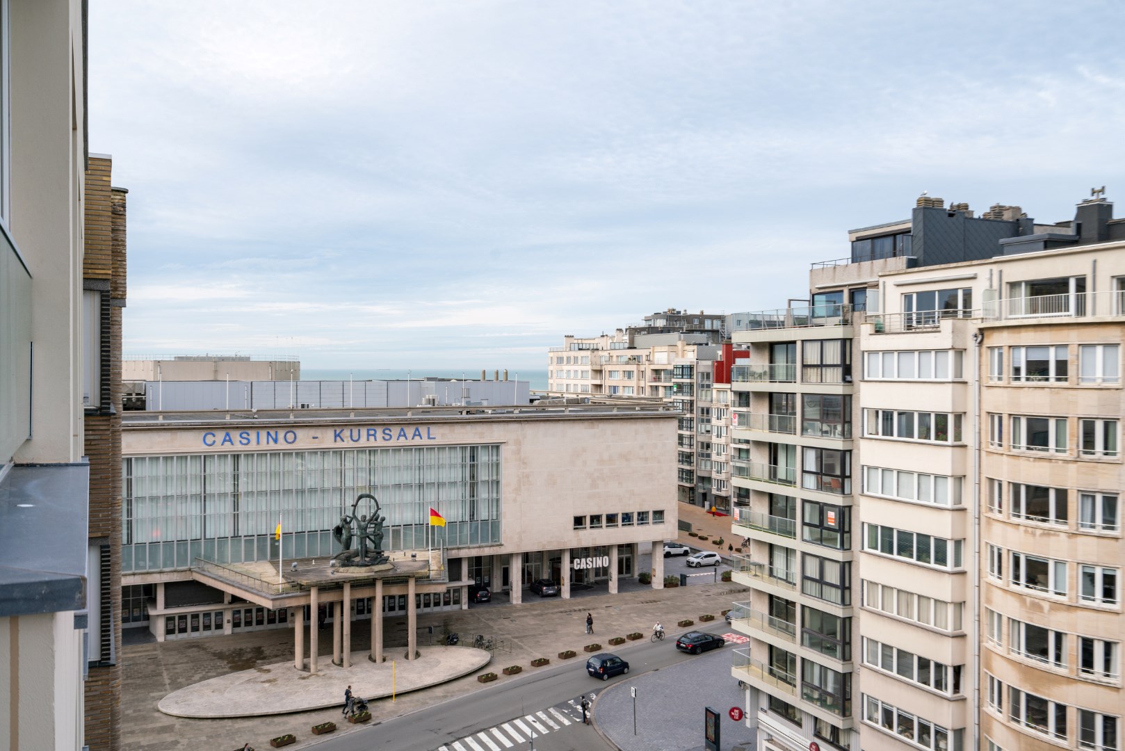 PRACHTIG GERENOVEERD 2-SLAAPKAMER APPARTEMENT OP TOPLIGGING 