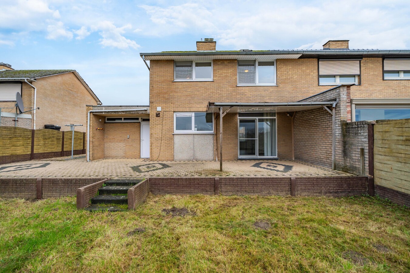 Woning met 3 (4) kamers, terras, tuintje, garage. 