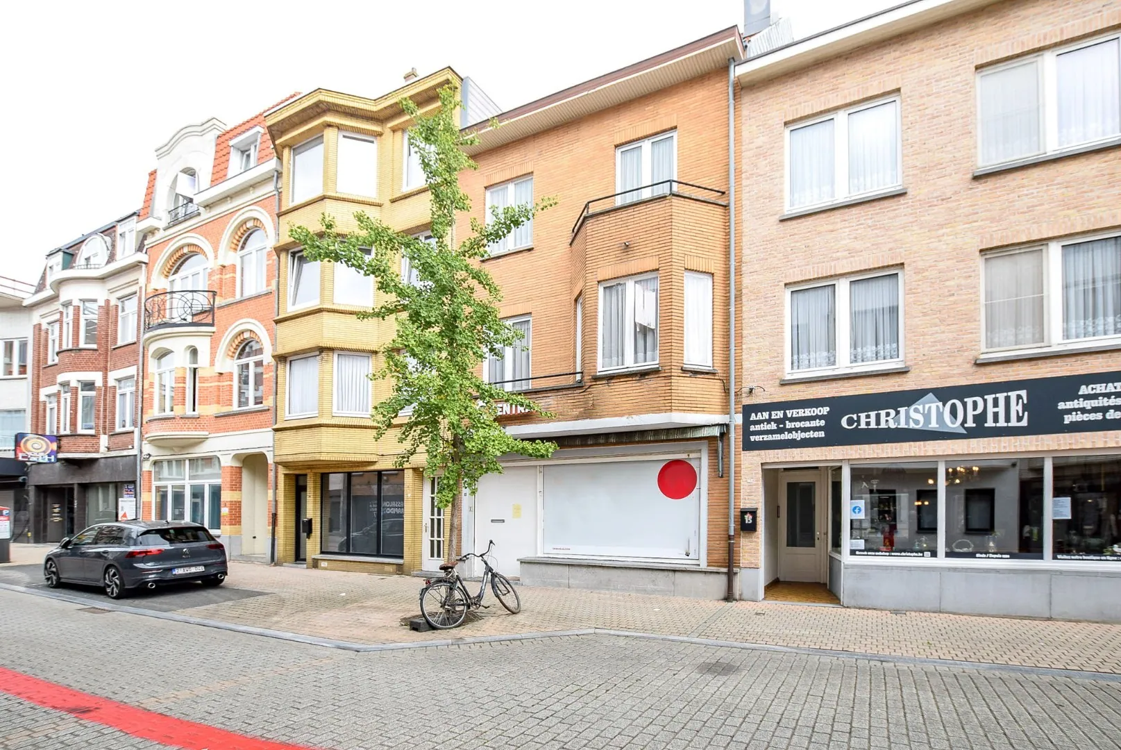 Goed gelegen te renoveren rijwoning op 240m² bestaande uit een voorgebouw en achterbouw, pal in het centrum van De Panne. 