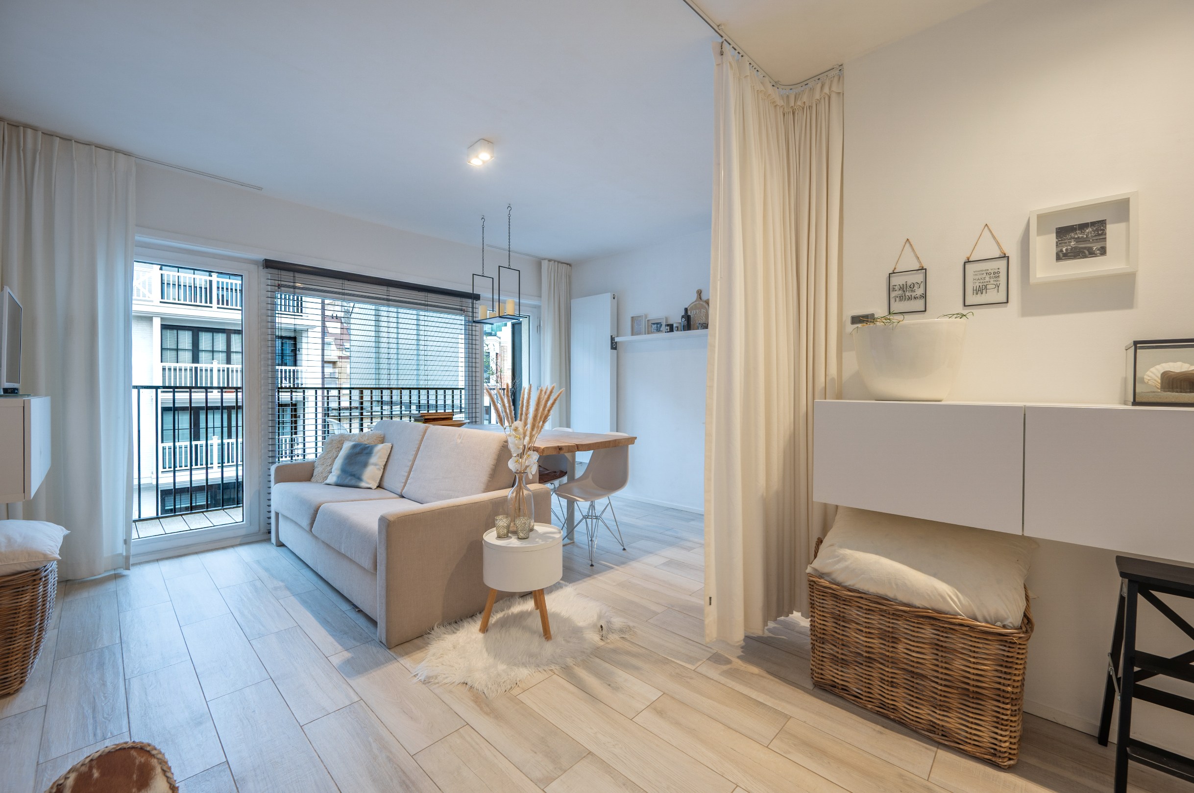 Belle studio prête à emménager avec terrasse à vendre dans le centre de Knokke, à distance de marche de la mer. 