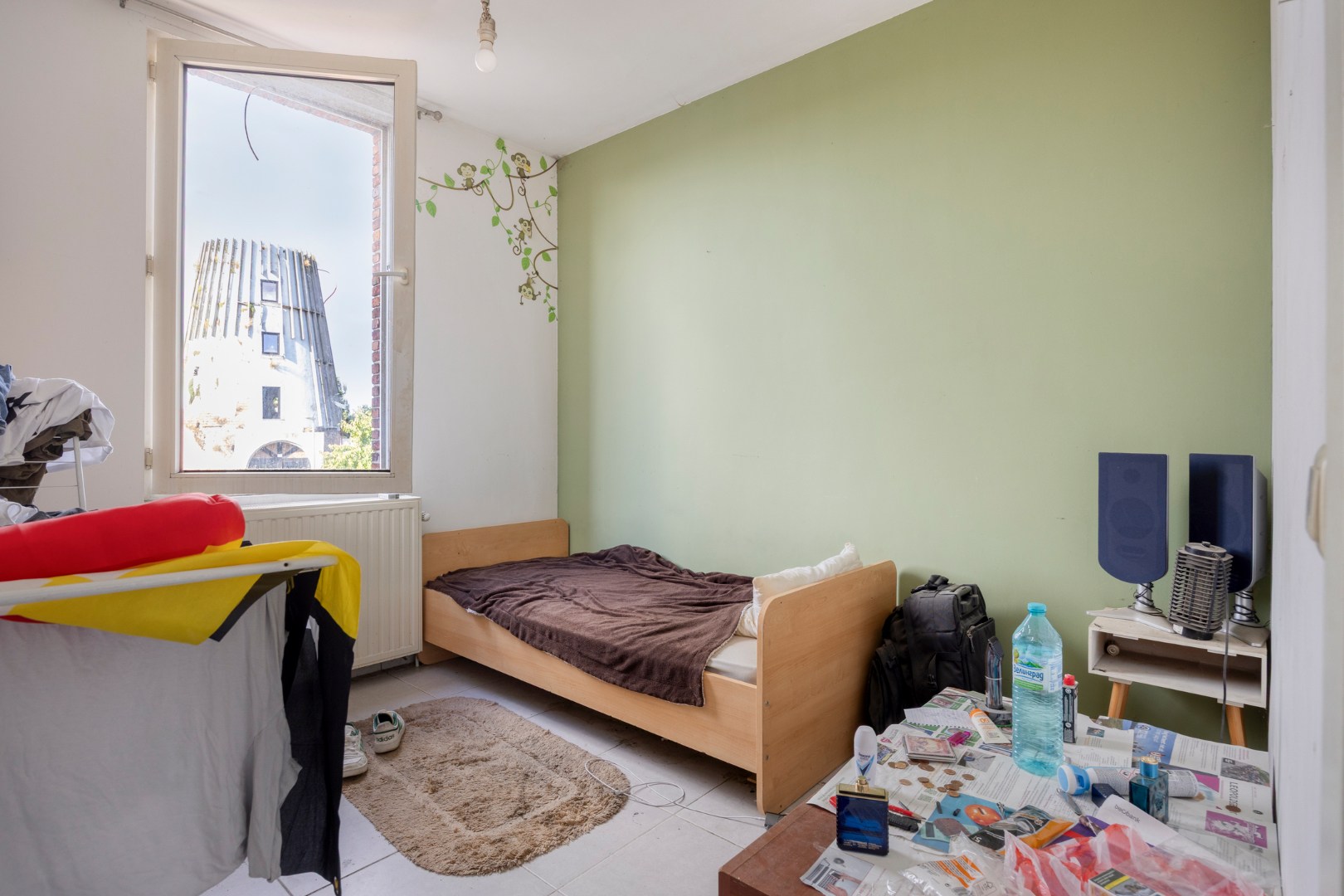Op te frissen opbrengsteigendom met 3 appartementen en garage in Leopoldsburg 