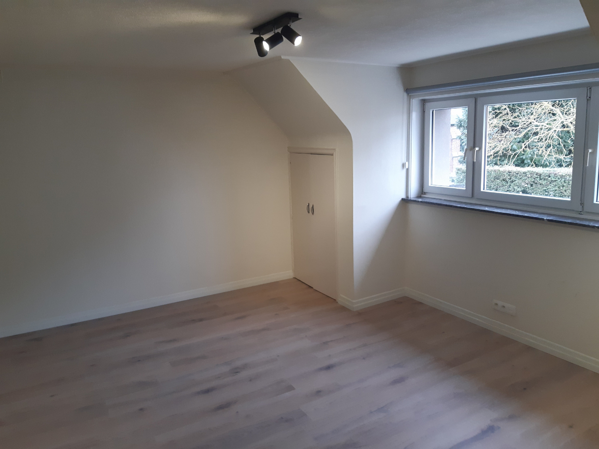 Gerenoveerde woning met weide en loods. 