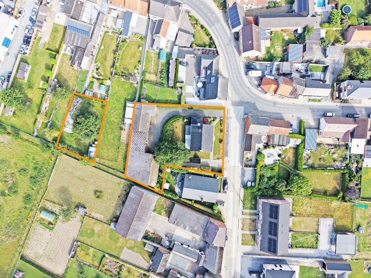Ruime sixties villa met vergunde loodsen (350m²) te Vlierzele 