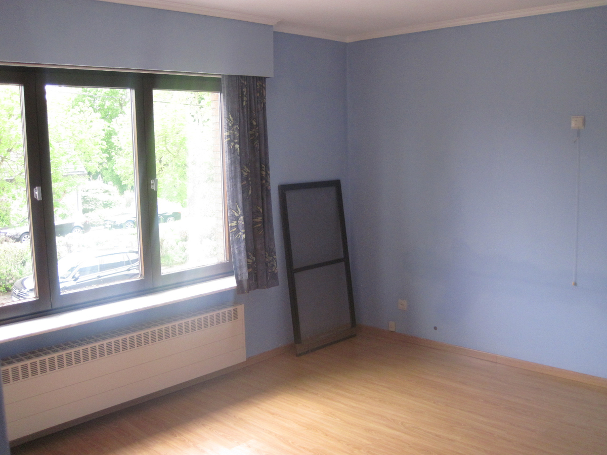 Bijzonder degelijke en ruime Half Open Bebouwing. 