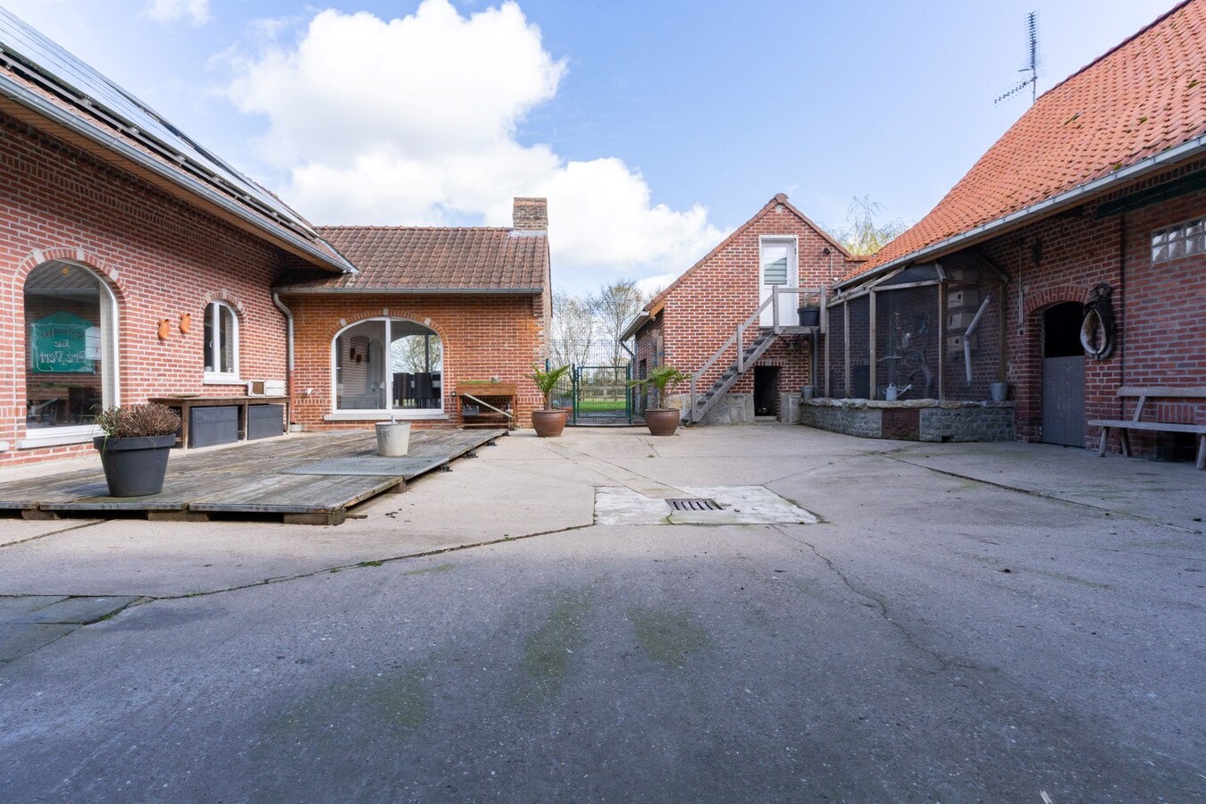 Ensemble immobilier érigé sur 2448m² (Corps de ferme, profession libérale, SPA Airbnb) 