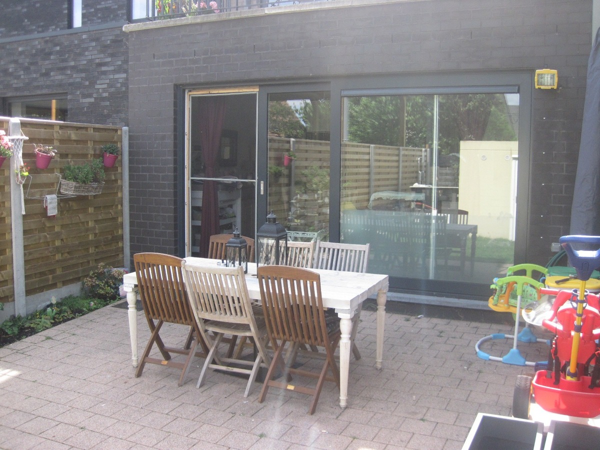 Ruim gelijkvloers appartement met terras en tuintje. Incl. afz. garage ! 