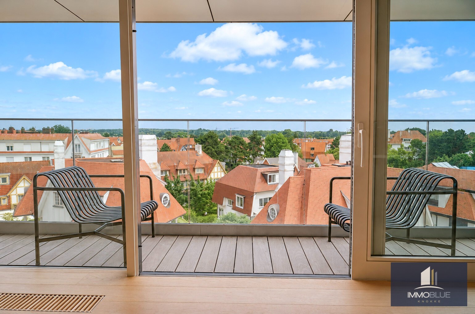 Appartement prestigieux entièrement rénové et fini avec des matériaux de haute qualité, situé à proximité de la place du Triangle. 