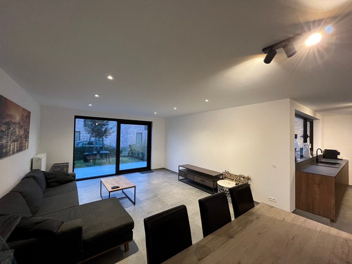 Nieuwbouwwoning in woonerf, hartje Gavere 