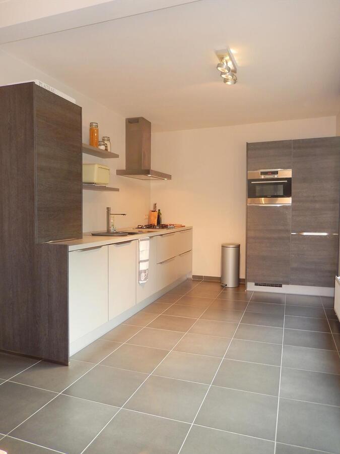 Instapklaar volledig vernieuwd appartement in centrum Varsenare met garage 