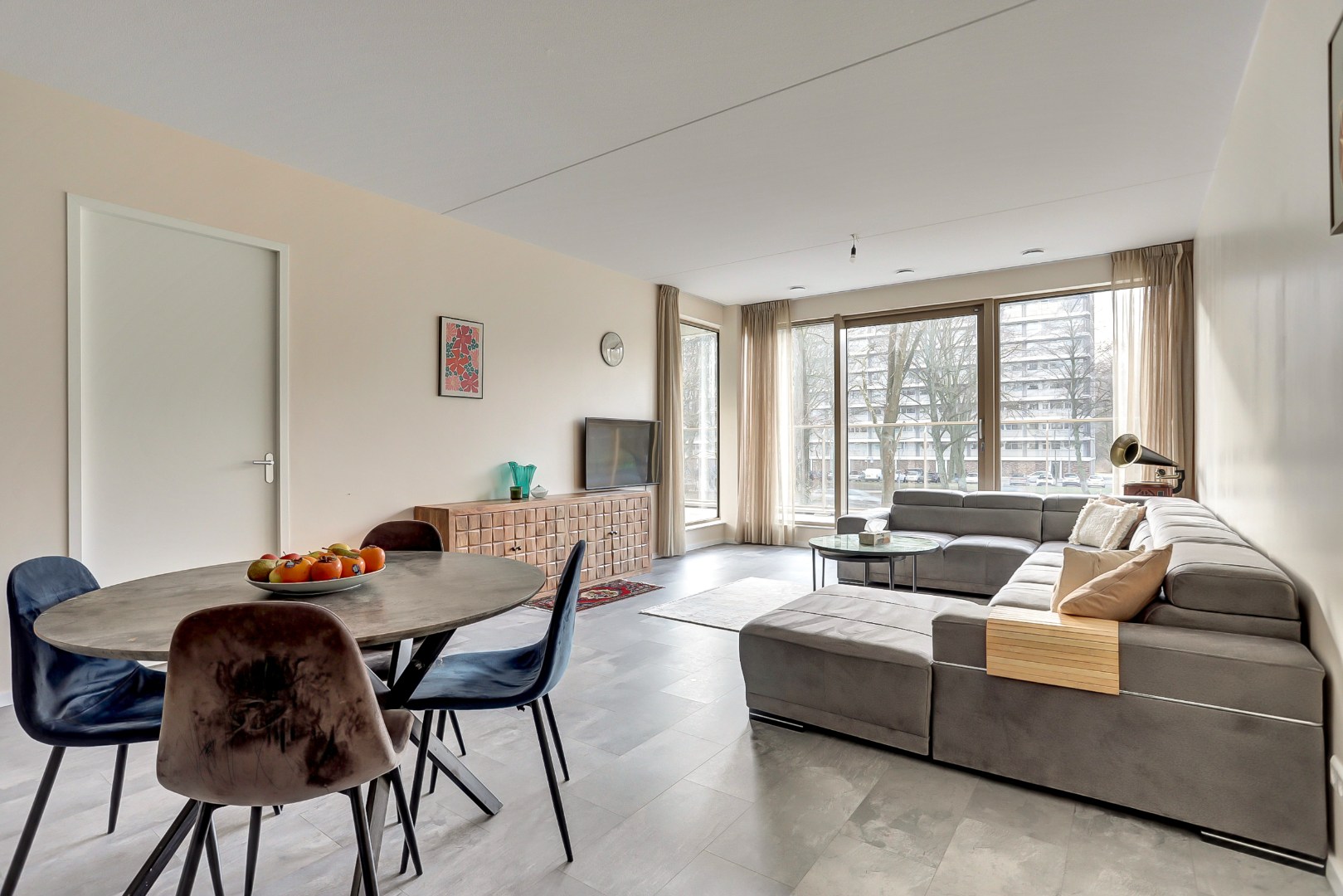 Modern en energiezuinig appartement (A++) met ruim terras op het westen, eigen parkeerplaats, fraaie keuken, badkamer en gelegen op eigen grond. 