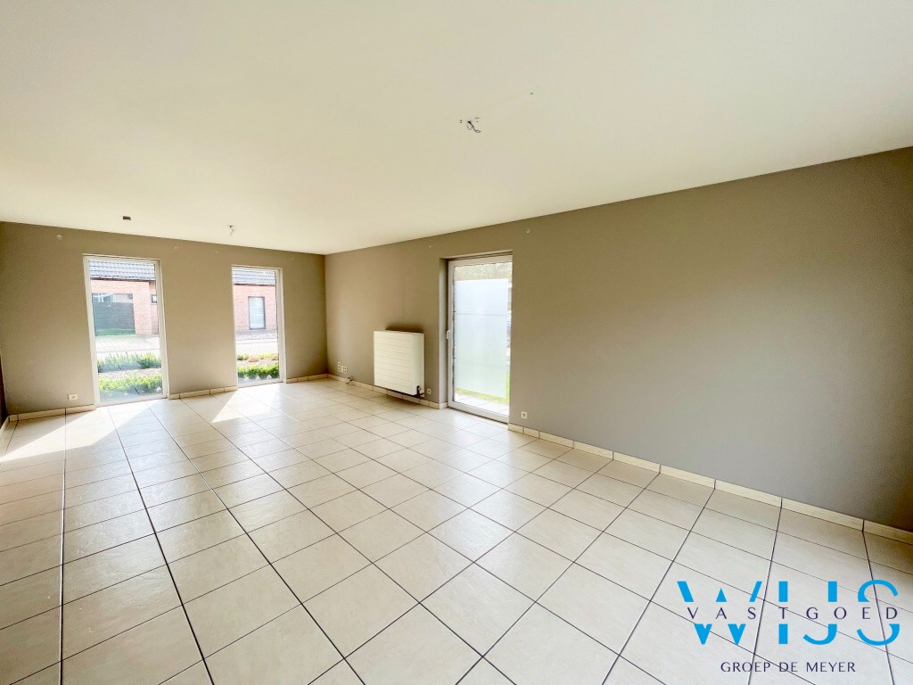 Open bebouwing met zonnige tuin, 3 slaapkamers en garage te Kluizen ! 