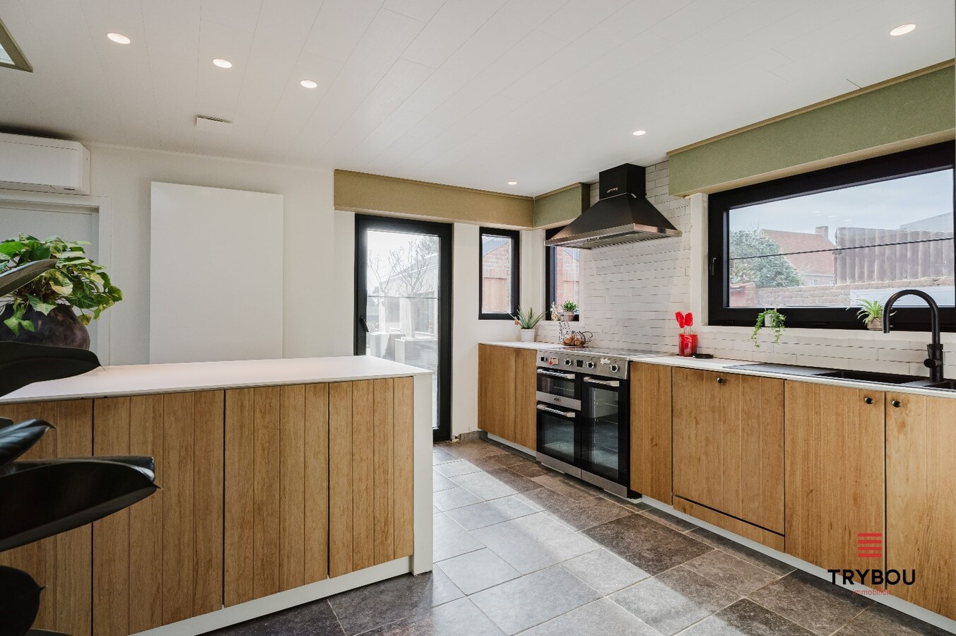 Verrassend ruime, lichtrijke woning op ruim perceel van 722m² te Jabbeke 