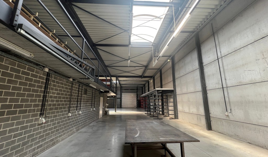 Bedrijfsgebouw met villa te huur langs E17 in Kruisem