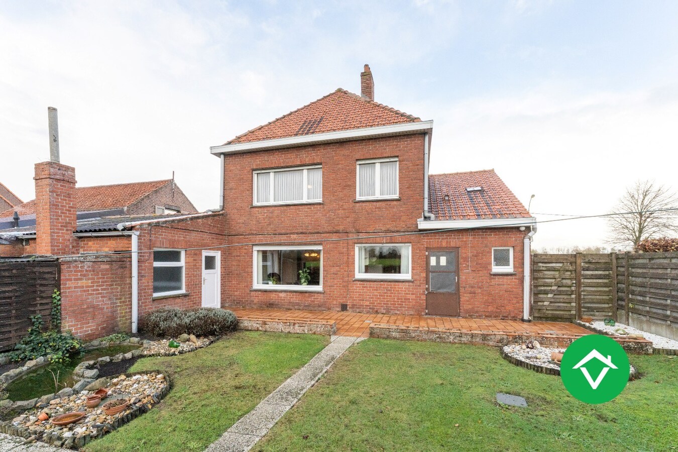 Op te frissen gezinswoning met twee garages en landelijk zicht te Eernegem 