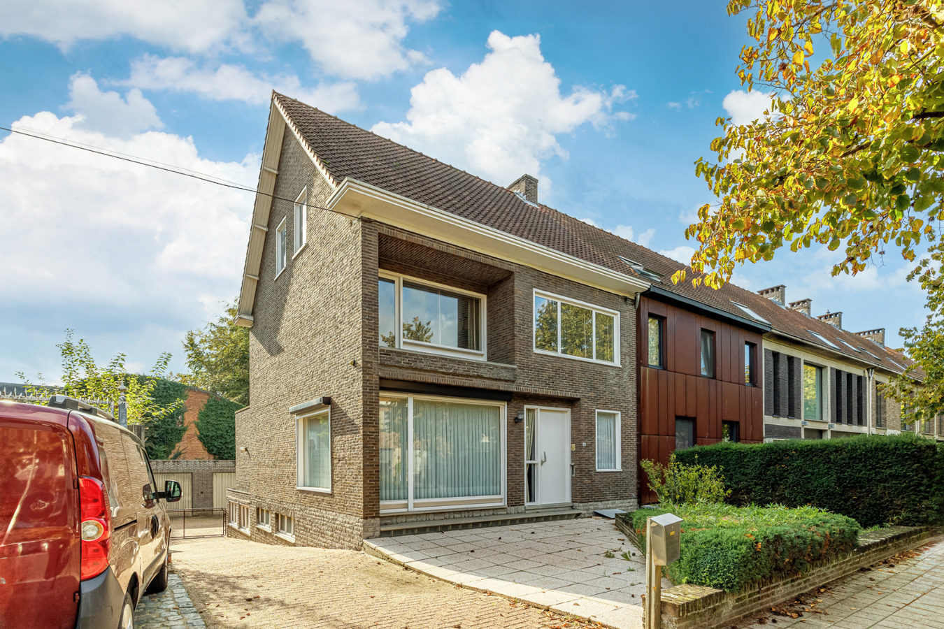 Te renoveren HOB met 3 slpk en 3 garages te Herentals! 
