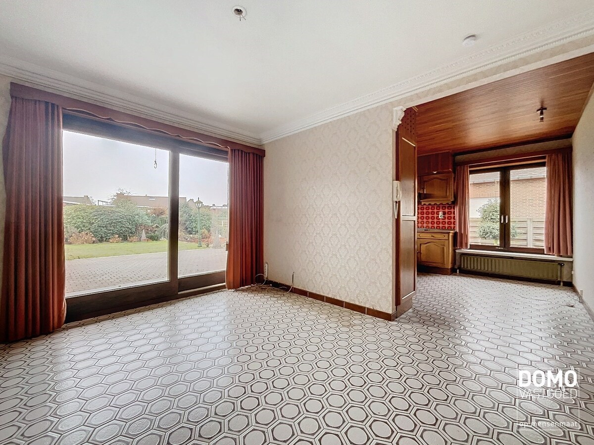 RUIME GELIJKVLOERSE WONING OPEN BEBOUWING GELEGEN OP EEN PERCEEL VAN 12a77ca TE KERMT 