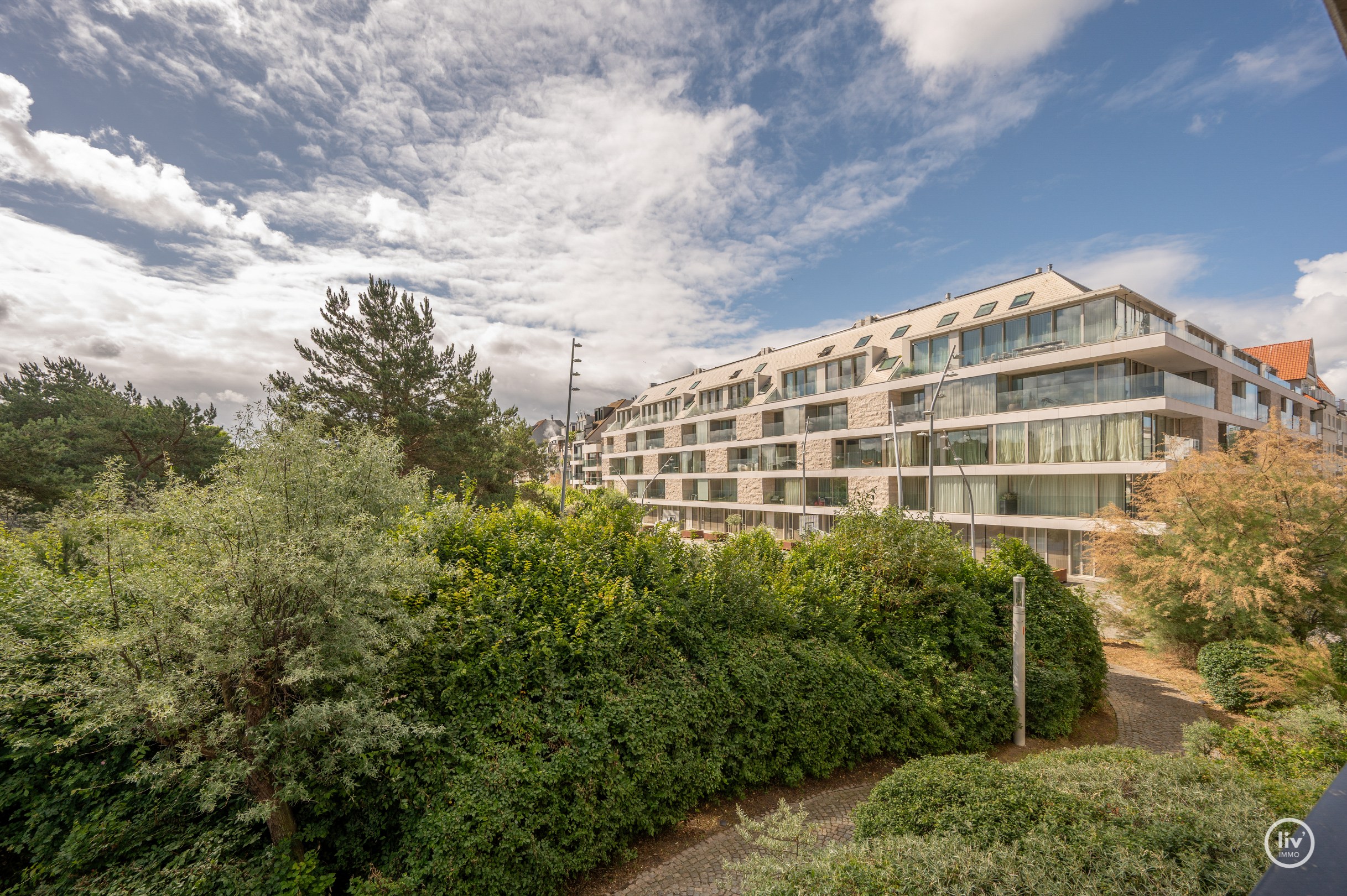 Prachtig gerenoveerd 2 slaapkamerappartement met mooie zichten over het yzerpark te Knokke. 