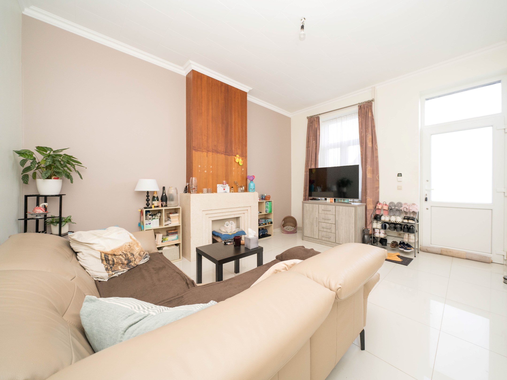 Zeer grote, instapklare woning met 6 kamers en 2 badkamers 