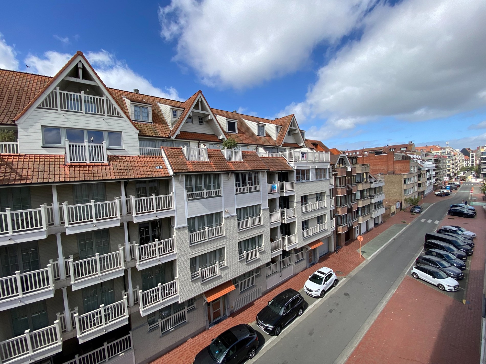 GEMEUBELD: Lichtrijke en recent gerenoveerde penthouse met ruim zuidgericht terras van 19m2, op wandelafstand van het strand en de winkels. 