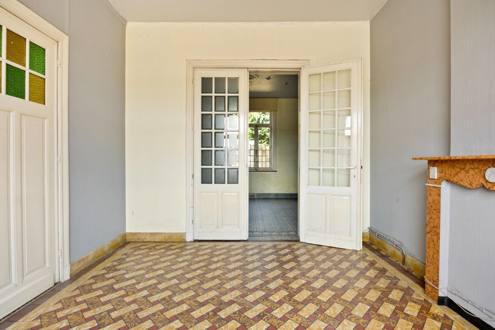Ruime te renoveren woning met 3 slaapkamers in Lubbeek met doorgang langs het perceel van de buren. EPC: 736 KWH/m² 