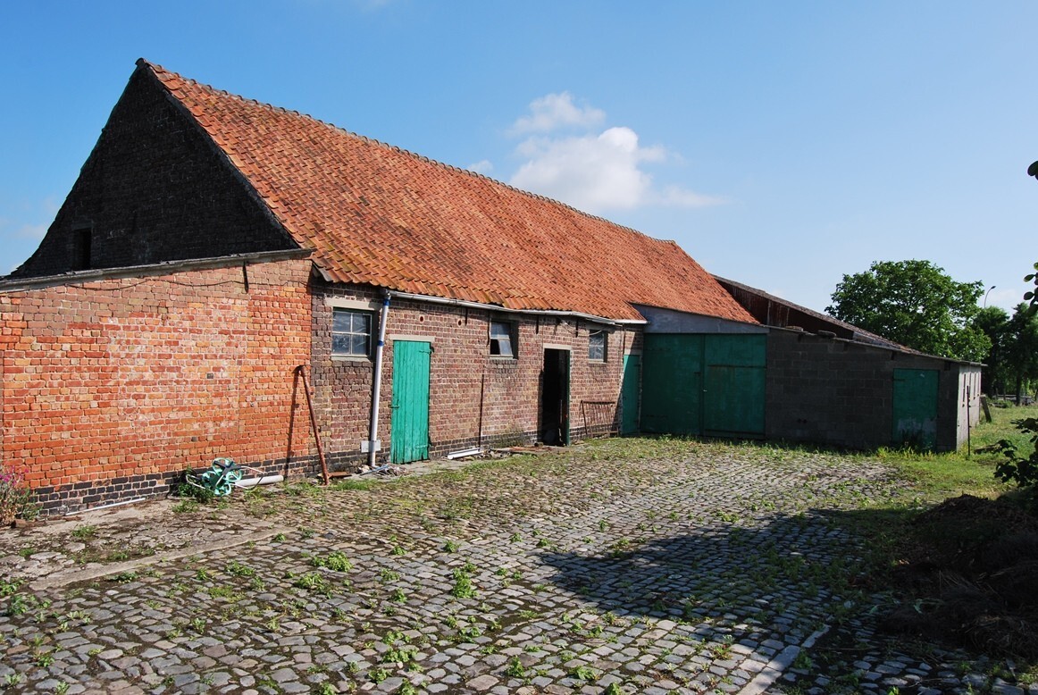 Te renoveren hoeve met stallingen op 9.333m² (+ev. 5ha) te Deinze 
