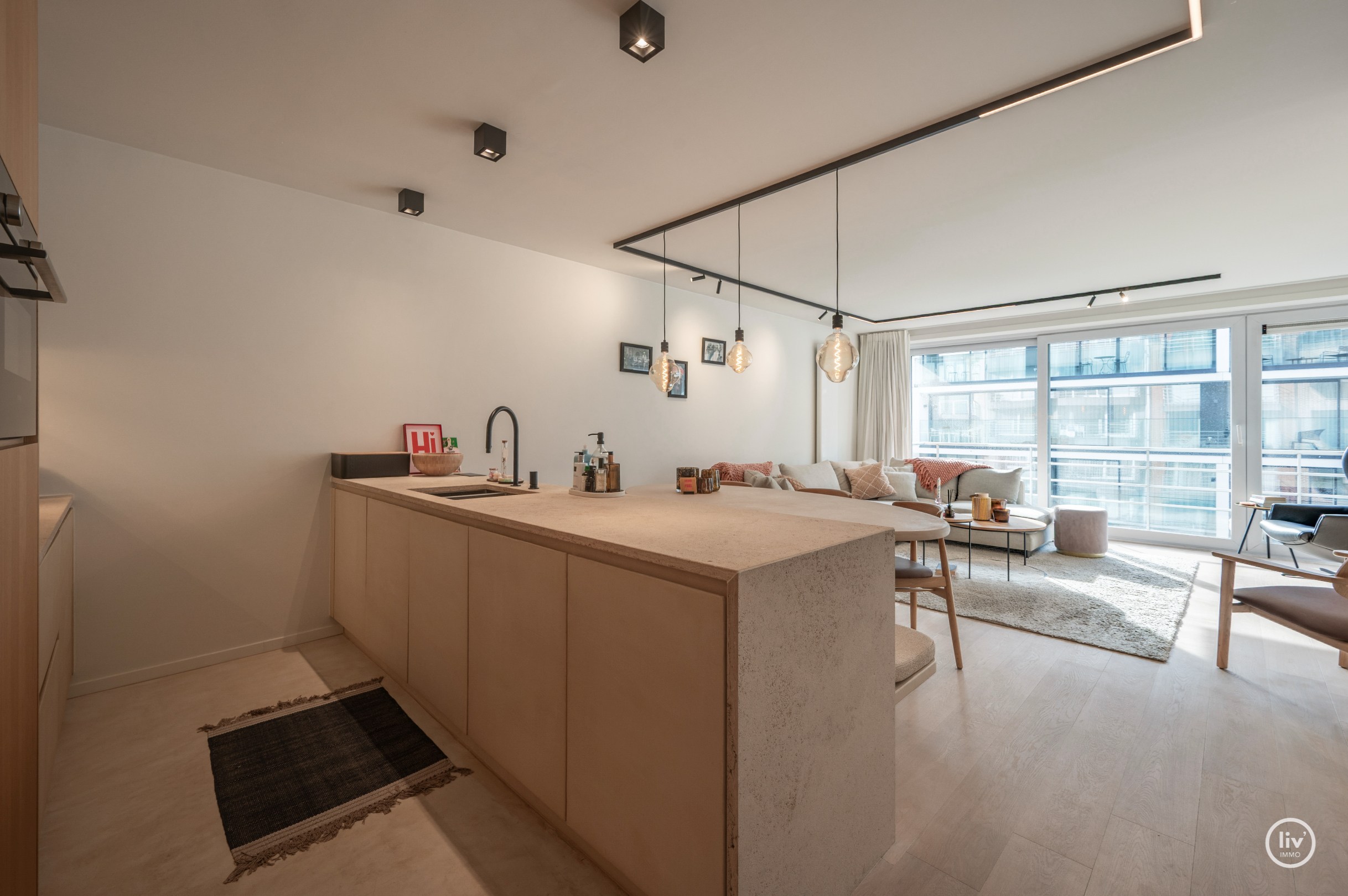 Volledig gerenoveerd 3 slaapkamerappartement langs de zonnekant van de Parmentierlaan gelegen op wandelafstand van de zeedijk. Garage mogelijk in het gebouw. 