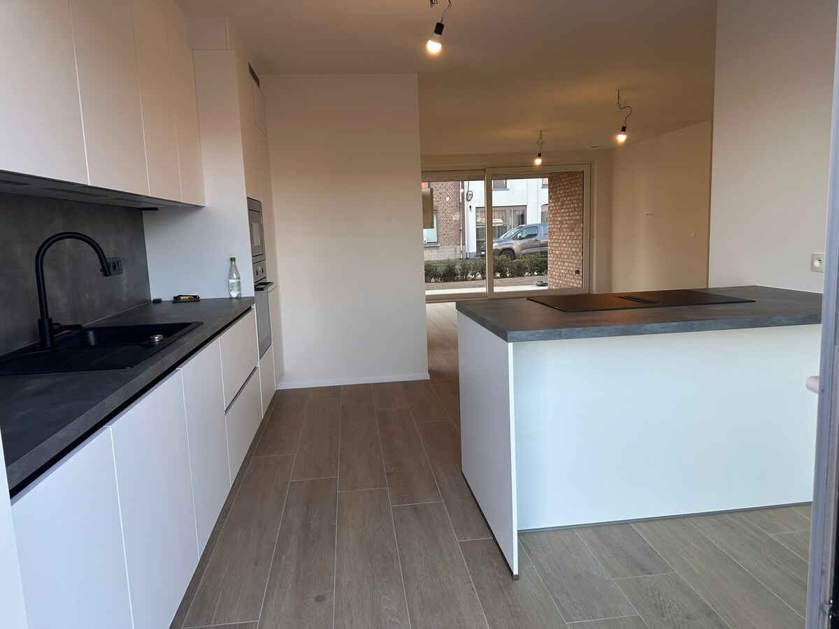 OPTIE!  NIEUW  gelijkvloers appartement met 3 slaapkamers en tuin. 