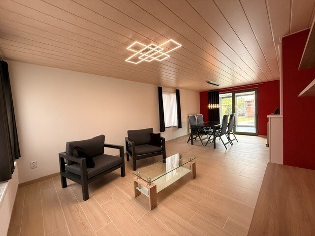 Halfopen woning met 3 slaapkamers, inpandige garage en mooie tuin in Kleine Brogel. 