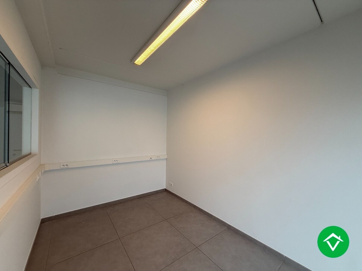 Ruim handelspand van 183m² op een centrale ligging te Roeselare 