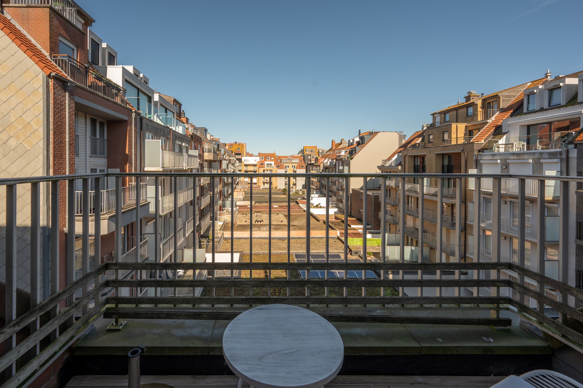 Ruim duplexappartement  in een recent gebouwde residentie in het levendige centrum van Knokke, op korte wandelafstand van het strand. 