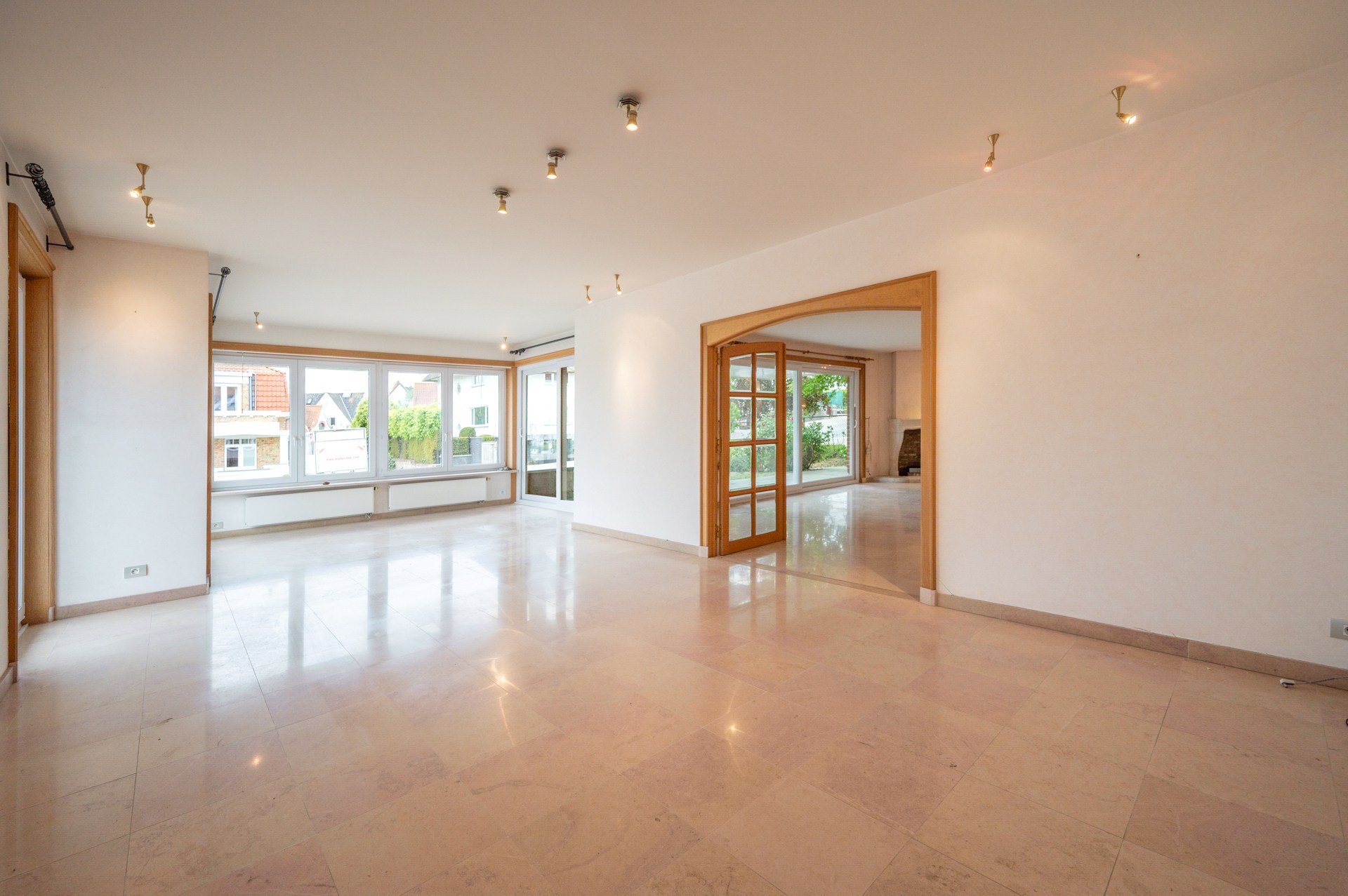 Ontdek deze karaktervolle villa, rustig gelegen in het gegeerde Duinbergen, op wandelafstand van het strand (incl. zeer ruime dubbele inpandige garage) 
