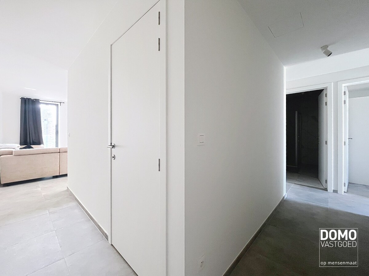 NIEUWBOUWAPPARTEMENT MET 2 SLAAPKAMERS, RUIM TERRAS, ONDERGRONDSE AUTOSTANDPLAATS EN KELDERBERGING IN MAASMECHELEN 