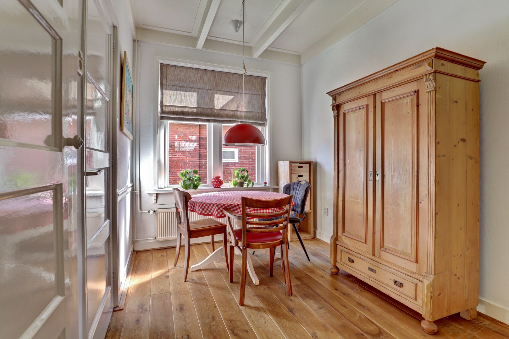 Vrijstaande woning met diepe zonnige tuin, overkapping en royale bijgebouwen 