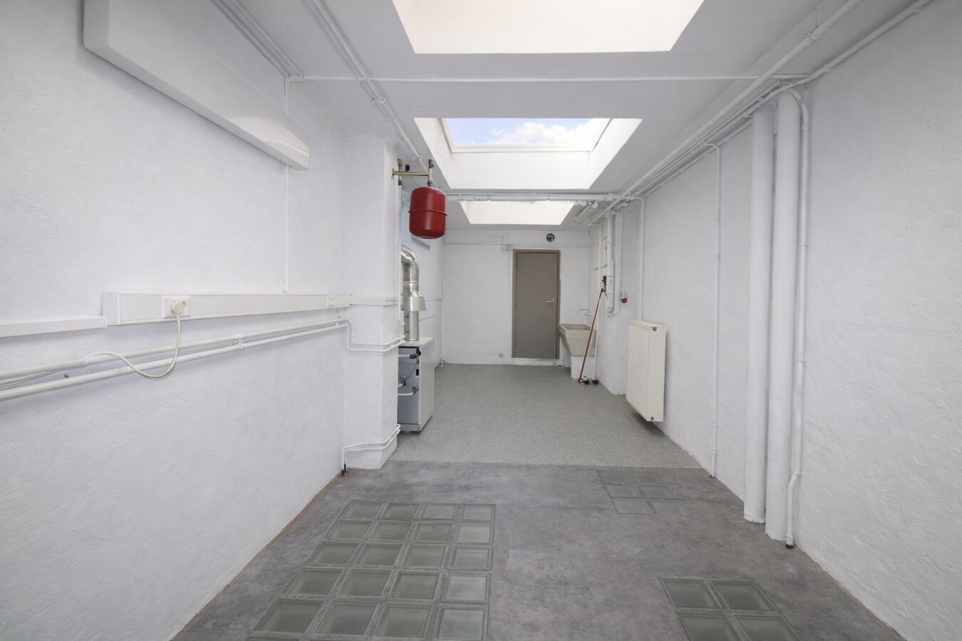 Te koop in Sint-Niklaas: uitzonderlijk handelshuis met woonst en duplex appartement, met optionele garageboxen en sterk opbrengstpotentieel 