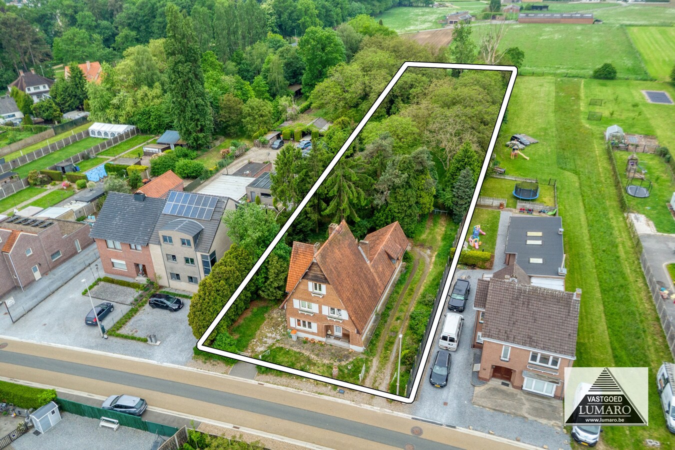 Charmante, op te knappen woning op perceel van 4.600 m² 