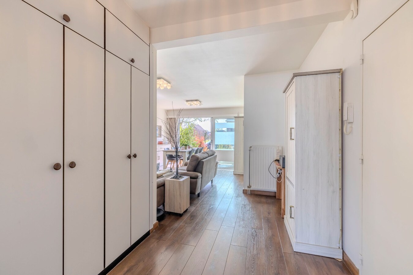 Instapklaar gelijkvloers met 2 slpks en garagebox 