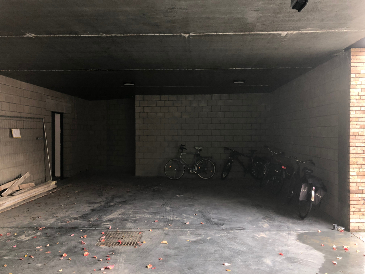 Splinternieuw gelijkvloers handelspand (winkel of kantoor). 