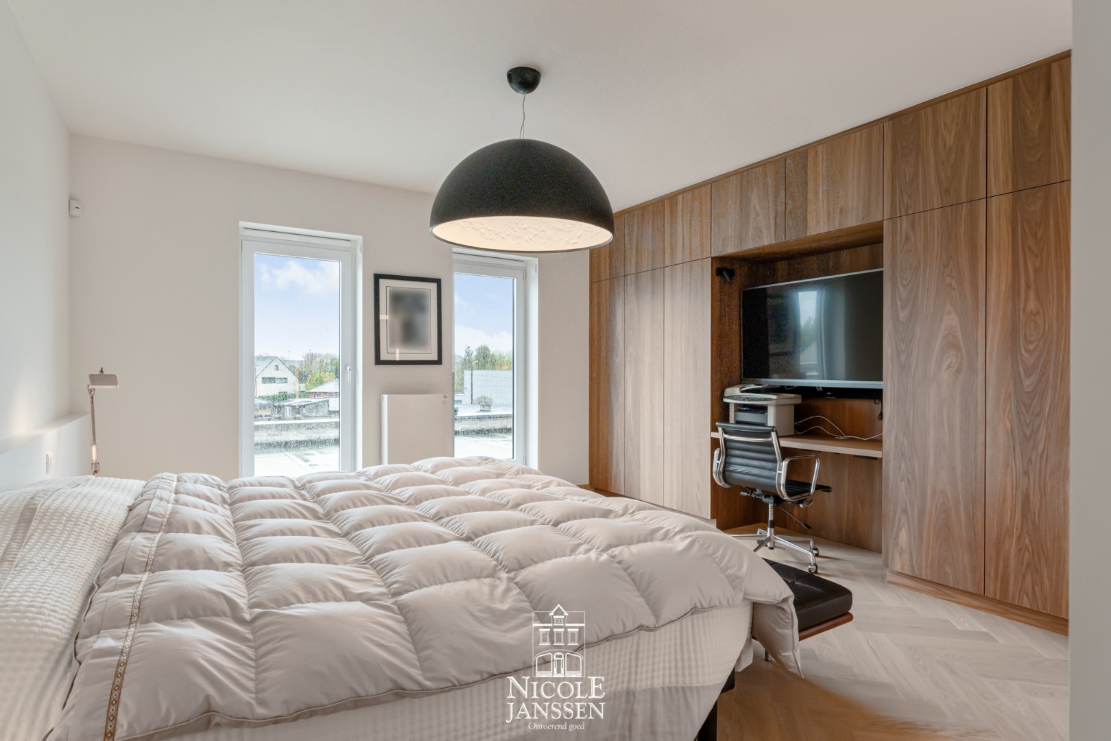 Master bedroom met ingebouwde kastenwand